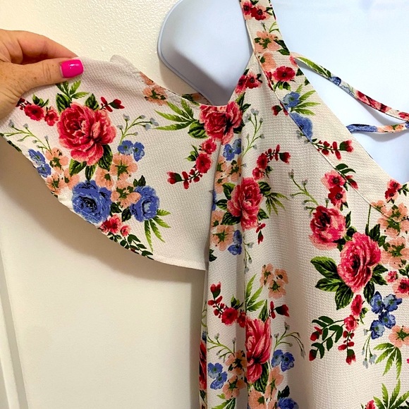 Flower and Feather brand cold shoulder top 2X floral design with crisscross - Picture 2 of 6
